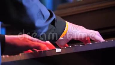 人手弹钢琴，特写.. 双手演奏旧钢琴。 一位演奏钢琴键盘的音乐家